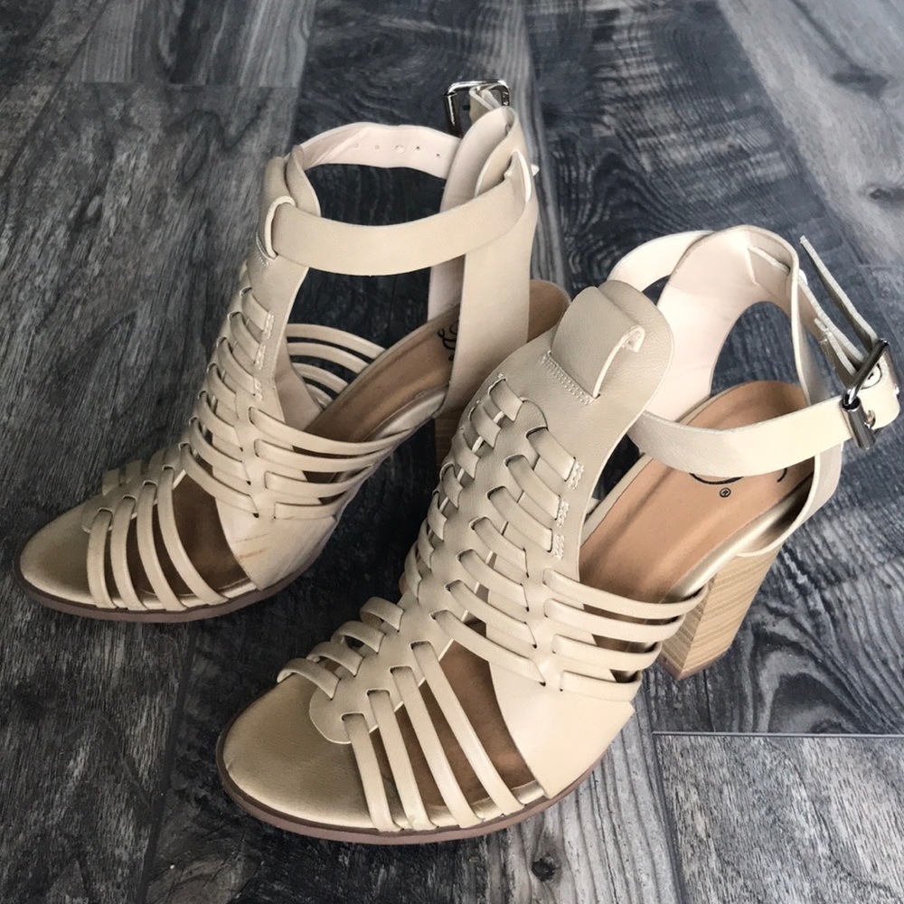 Delicious Womens Sandal Size 6